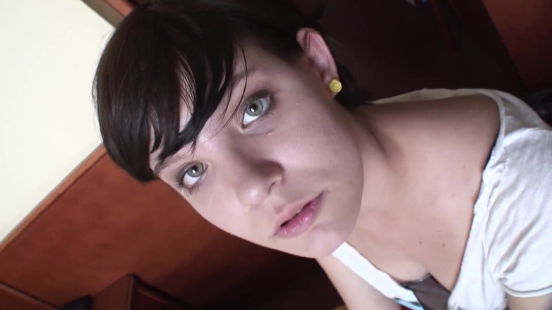 Toy Sluts: Ragazza bruna gioca con un dildo di vetro