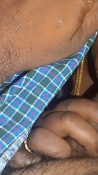 Une femme tamoule joue avec son mari avec la langue et se fait remplir la bouche