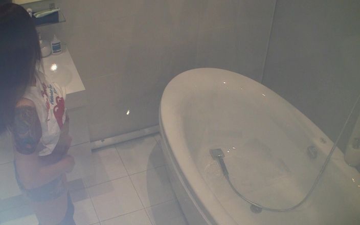 Dirty fantasy: Młoda brunetka z tatuażami masturbuje się dildem w wannie