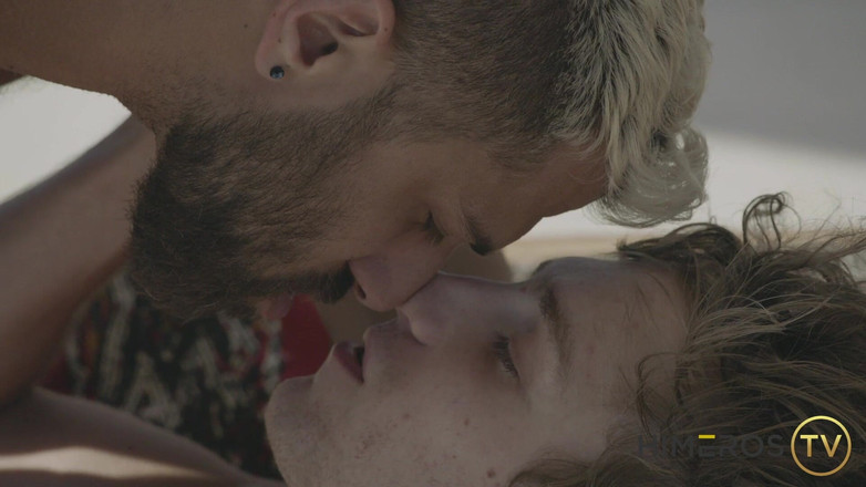 Himeros.tv: La pornostar per l'inno una lesbo non