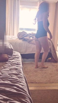Esposa gostosa paga dívida com boquete para amigo do marido no sofá
