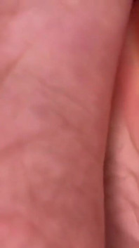 Pink Foxx uzun bir günün ardından ayakkabılarını çıkarıyor