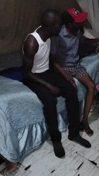 Meu amigo queniano hetero me fodeu duro para recuperar o departamento que eu devo a ele