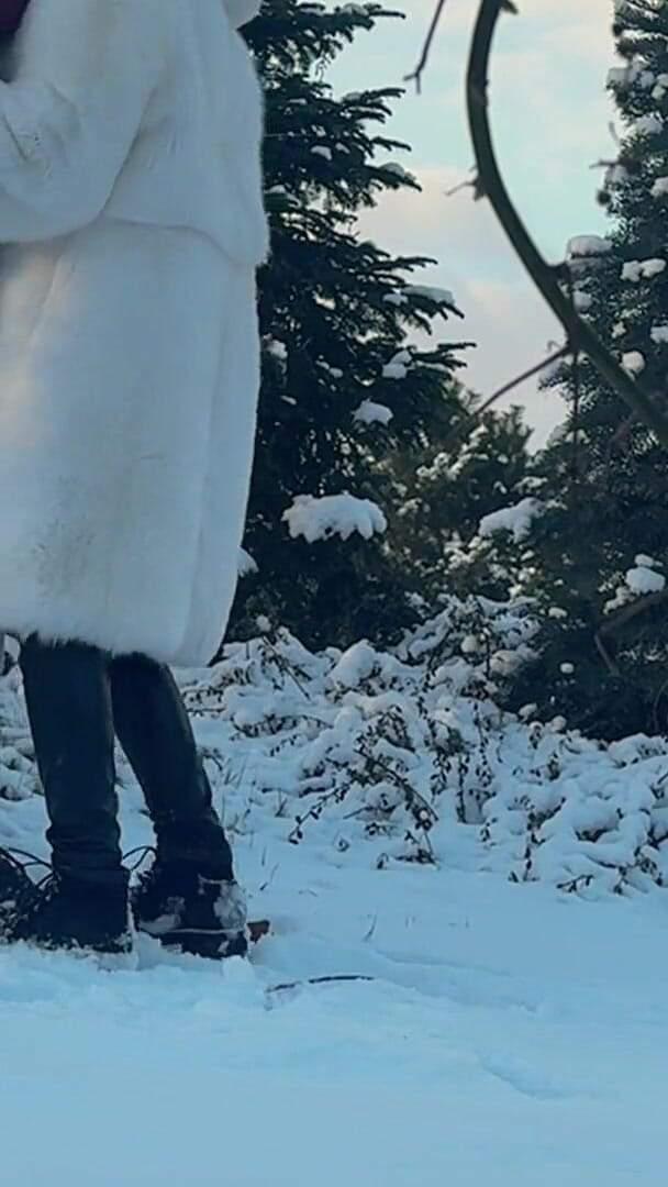 Ruda Cat: Scopata all'aperto su Neve in un cappotto bianco come la...