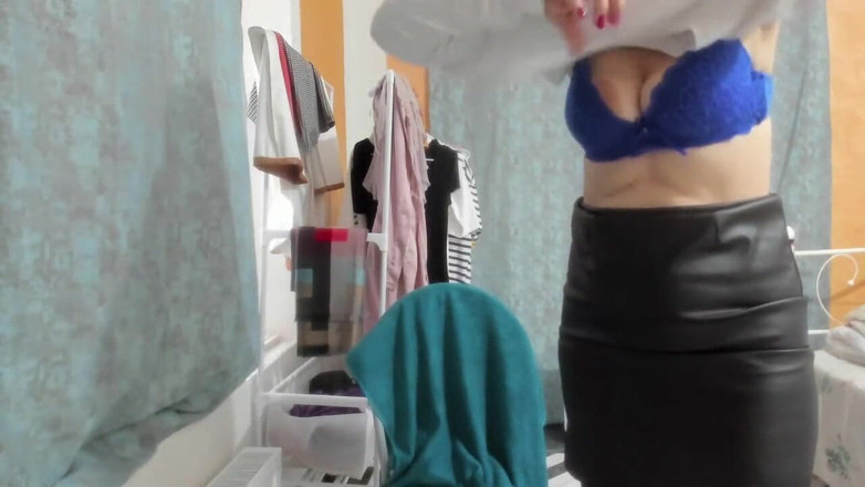 ANGELA_LADY: MILFka v černých punčochách a kožené sukni předvádí svůj nádherný zadek...