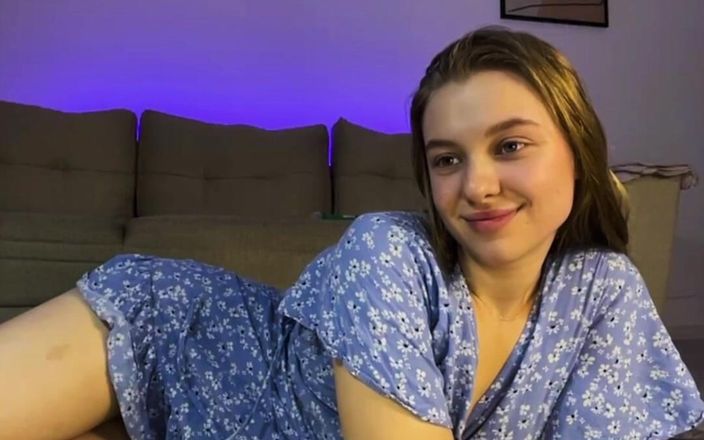JuiceLussie: Doigtage de chatte et vibromasseur devant la webcam