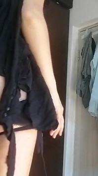 Amatör evli kadın evde çıplak dans yapıyor. Amatör kadın kıyafetlerini denerken ve keserken eğleniyor.