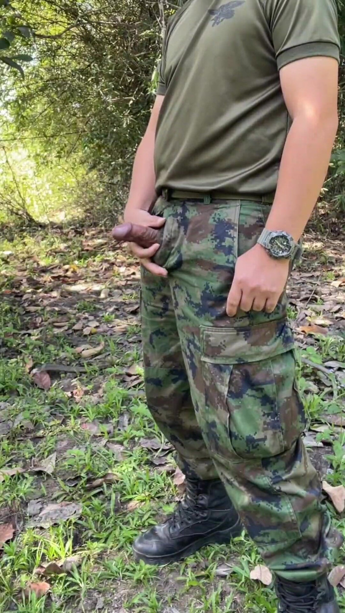 Hiroshi_cr: Solider дрочит и кончает на работе