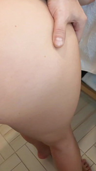 La he pillado masturbándose en la ducha y follando su bonito coño rosa