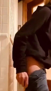 欲火中烧的妻子在厨房吃阴户，饥渴，反对柱子，我让他跪在地上吮吸甜美的阴户