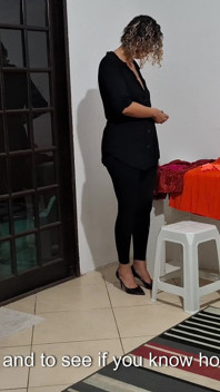 Une danseuse se rend à l’interview dans une boîte de nuit.