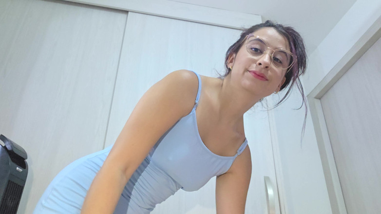 alexia twerk videos: 新しいドレスで試着をする