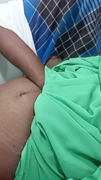 Sari verde, esposa lamiendo coño, orgasmo