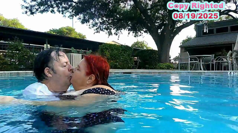 BBW nurse Vicki adventures with friends: ナース・ヴィッキーとハンサムなハリーがプールでキスを楽しんでいます!
