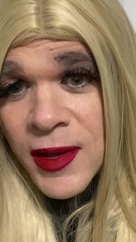 Crossdresser parle à son beau-père et un CD essayant de vraiment les faire venir jouer, faire notre, sucer la bite, lécher le trou du cul