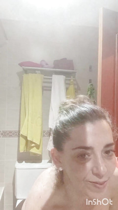 Secive: Masturbuje ve sprše. Vychutnat