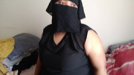 Aria Mia: Kocası evde yokken üvey oğul güzel Suudi üvey annesini sikiyor ve sıkı...