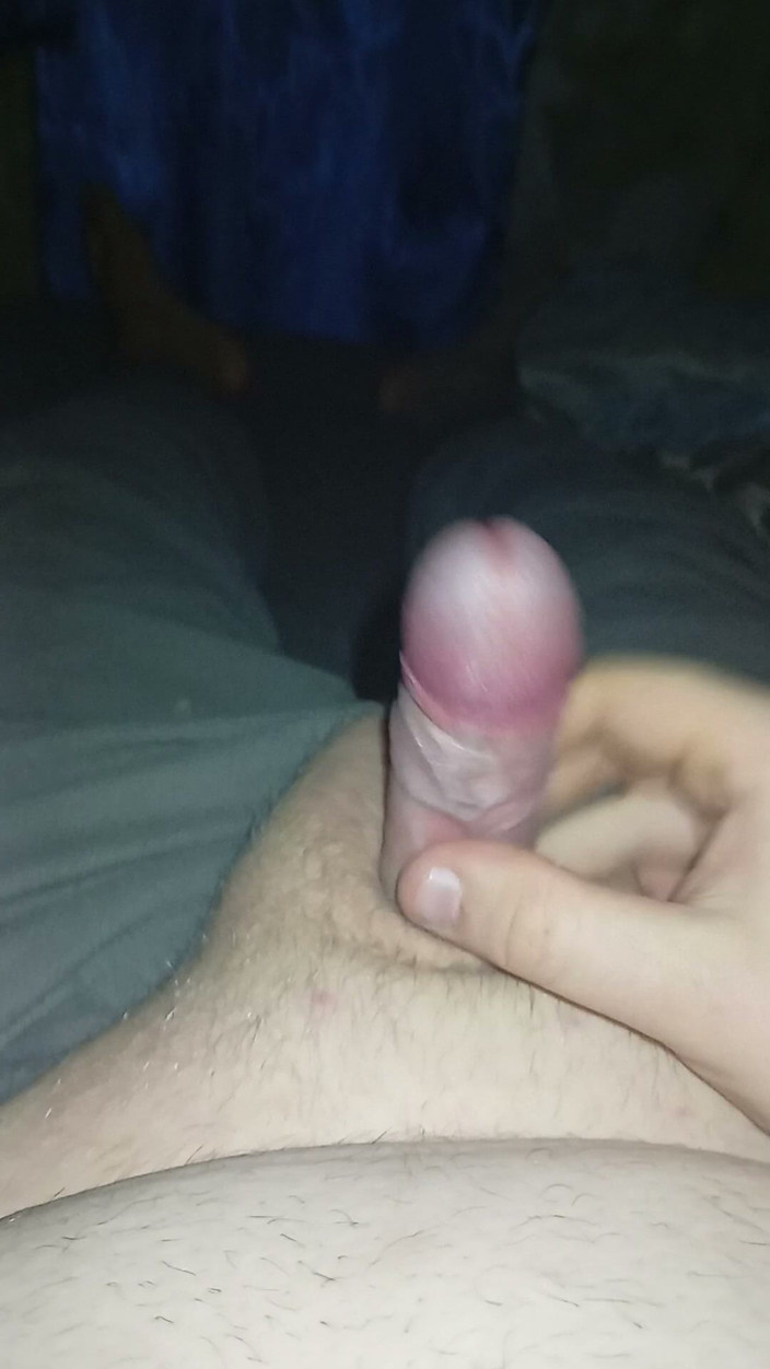 femnickboy: Un gay grasso sega il cazzo non circonciso ma senza...