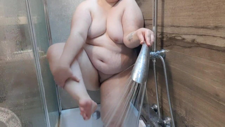 AssGives: シャワー中だ