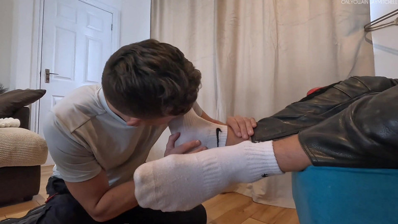 Onlyowain: Twink Worships My Big Sweaty Feet