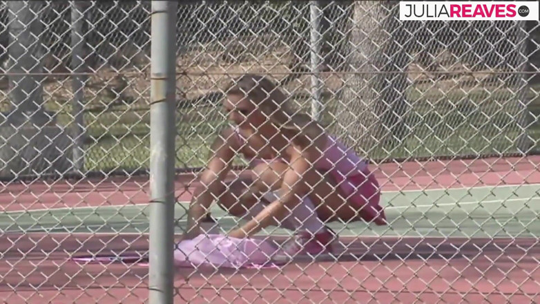 Interracial Attack: สาวผมบลอนด์ก้มโค้งโดนควยดำยักษ์กระแทกหีจากด้านหลัง