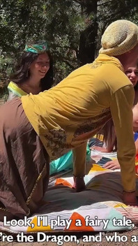 Princesas adorables Jasmine y Blancanieves por tipos groseros en un bosque de cuento de hadas