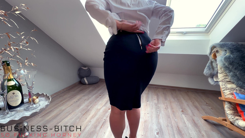 Business Bitch: Офисный костюм роскошной секретаршей в офисном костюме для того, чтобы сделать боссу обнаженный минет на коленях