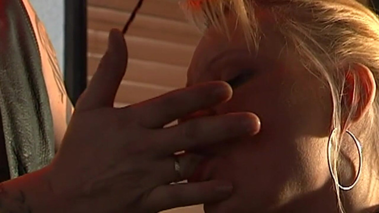 Bangora sluts: Une MILF mature subit un jeu de cire et une...