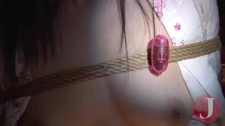 Asian happy ending: สาวญี่ปุ่นถูกมัดโดนยัดหีด้วยของเล่นเซ็กส์