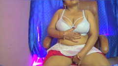 HotGirl21: 德西性感的女孩张开她热辣的胸罩胸部，按她自己的胸部，展示她的热辣，然后穿胸罩。