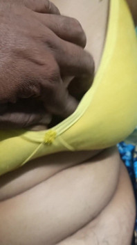 Fată de culoare galbenă care își expune muskmelonul cu fratele vitreg