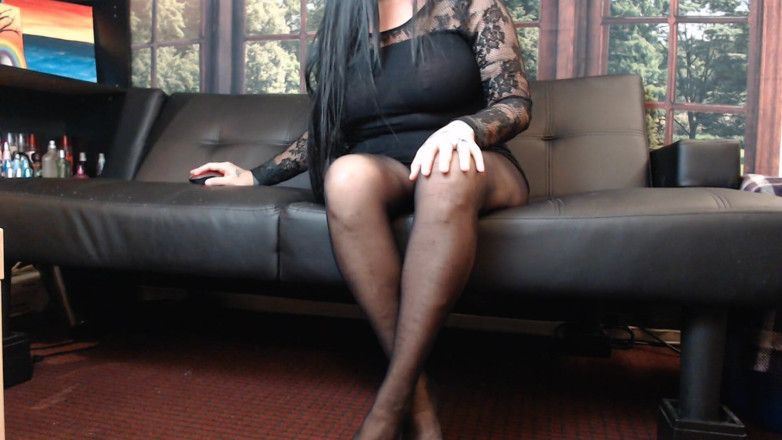 Abby Anna: Sexy zwarte panty milf plaagt