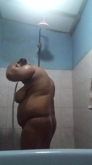 Ramesh: Çıplak banyo yapıyor