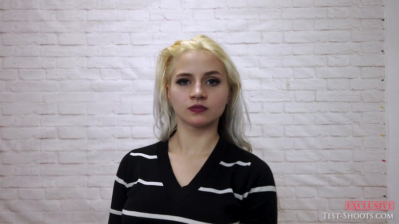 Test-Shoots: 18歳のカティアが初めて裸でポーズをとる人生インタビュー