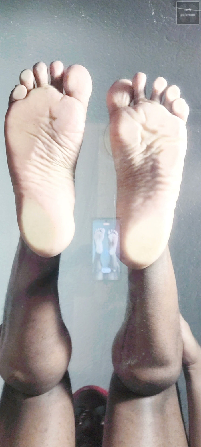 Soft Soleman: Display my soles on the glass table (2026)
