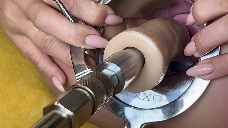 XxxCWSxxx: 섹스 머신에서 딜도로 자궁 경부를 관통하는 미친 와이프