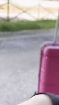 Maryjane se masturbe et gicle à la gare !