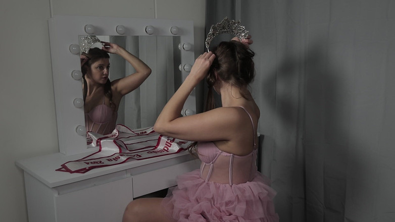 Ferrero: Мелена Марія Рія, Міс Євразія, мастурбує перед виходом на сцену, бо нервує перед конкурсом краси