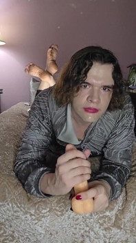Nebinary Femboy dělá nějaký trénink krku, zatímco dělá pózu