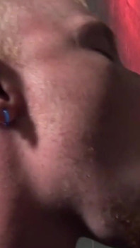 Couvre-moi de scène de sperme - 4_two des jumelles profitent du glory hole et se baisent le cul