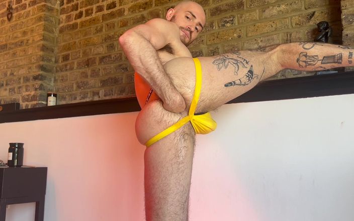 davidedpxxx: Hadiah ulang tahun: bikin lubang pantatku menganga lebar pakai butt...