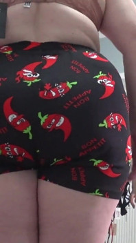 巨乳は多くの新しいブラジャーを試着し、鏡の前で大きなお尻はパンティーを交換し、カメラウォッチをします。跳ねるおっぱいを持つ曲線美の熟女。