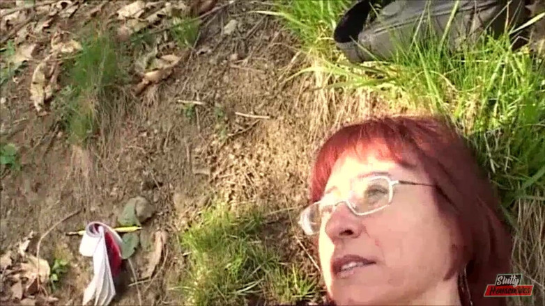 Vere Casalinghe Italia.: Sesso all'aperto con una coppia italiana amatoriale, moglie rossa, e...