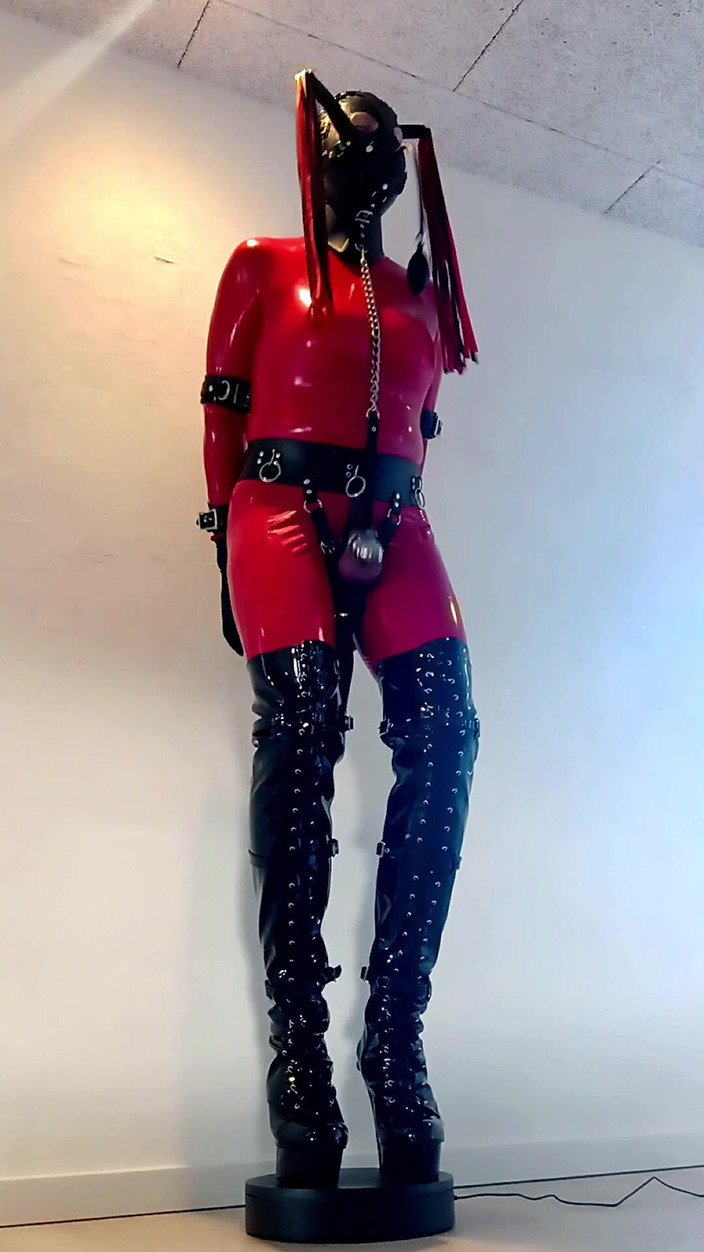 Hooded June: सीडी गुड़िया प्रदर्शनी जादू की छड़ी के साथ टर्नटेबल पर बंधी हुई है