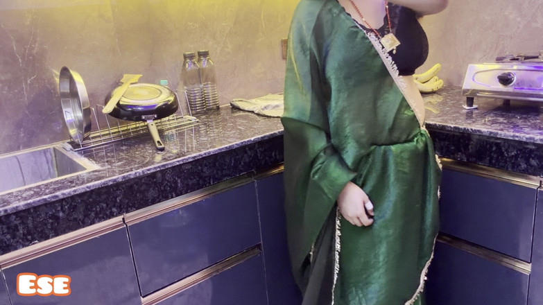 Sammy Sins: Bhabhi dikongkek dari belakang di dapur