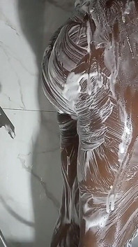 Sugeam un penis mare în duș, m-am excitat foarte tare, i-am cerut să mă fută