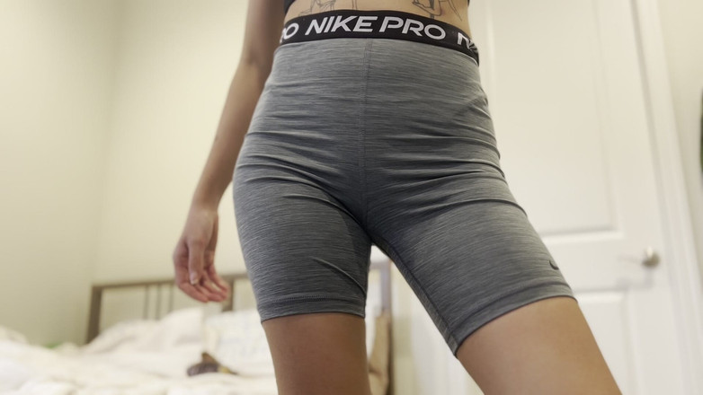 Felicity Azura: हॉट एशियाई पर ग्रे शॉर्ट्स