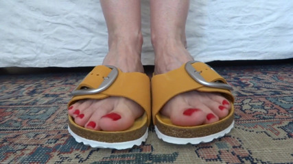 Lady Victoria Valente: Fetish kaki - goyangin kakiku pakai sandal oranye bagian 5