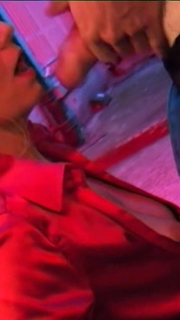 Gösterişli sarışın orta yaşlı seksi kadın Londralı bir taksi şoförüne biniyor ve yaramaz bir arka sokakta sikişiyor