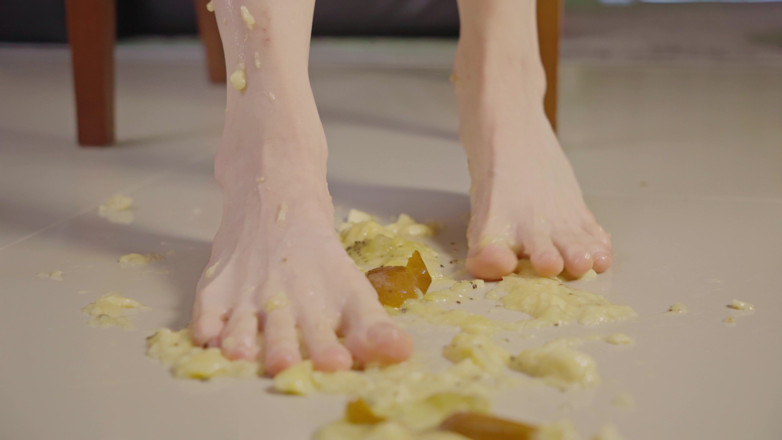 Karneli Bandi: Crush buah barefoot &amp; menjilat kaki